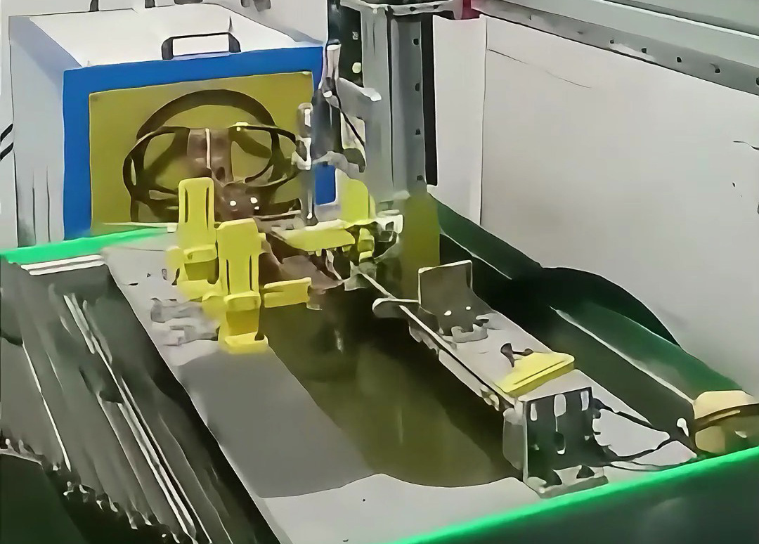 油鋸鋸板配合機械手自動化高頻淬火現場，一臺機器頂三個工人