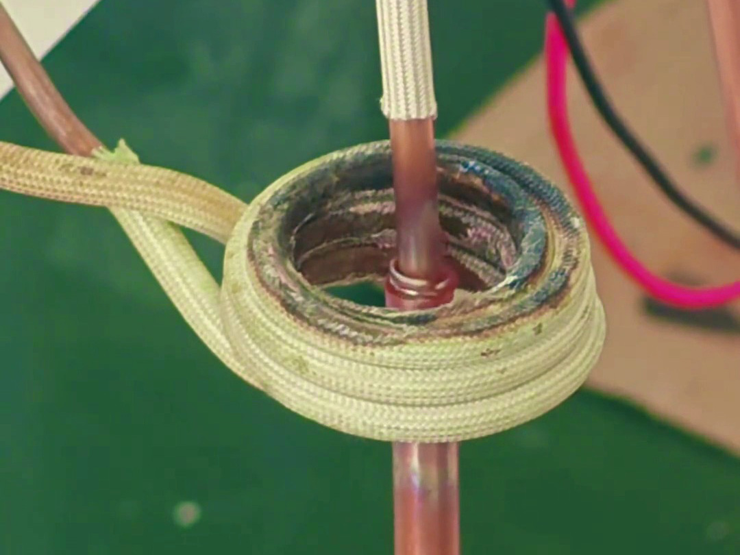 高頻加熱機是非常適合做銅管加熱、銅管焊接這樣的工藝