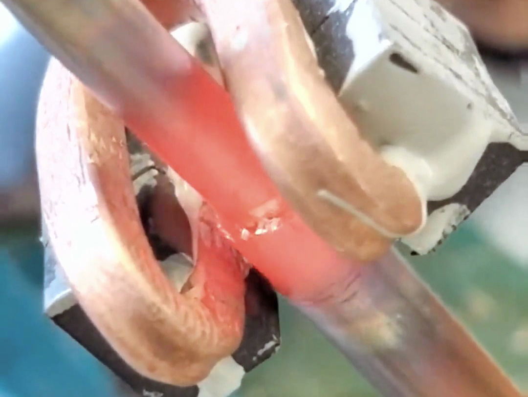 使用手持式高頻機焊接銅管的優勢，一臺機器頂三個工人