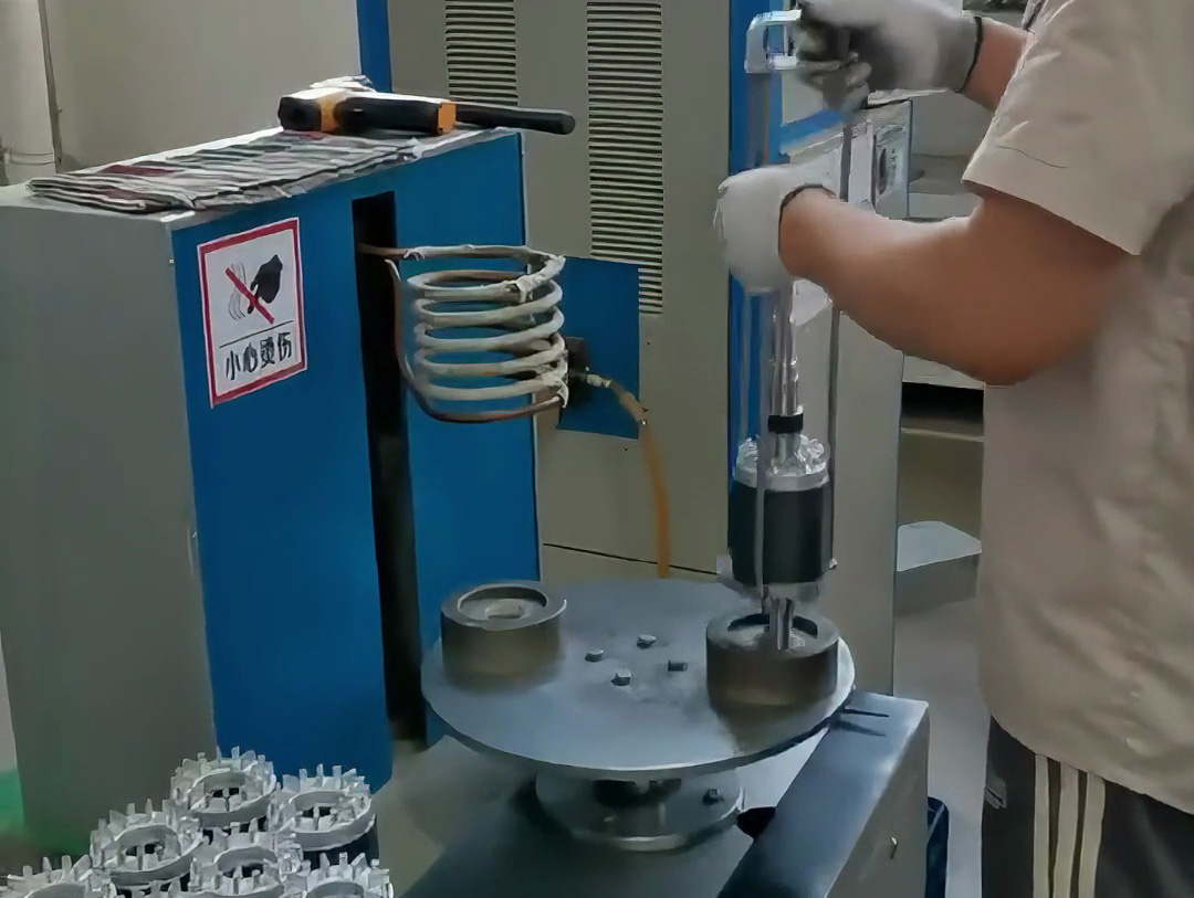 用中頻感應(yīng)加熱設(shè)備,將轉(zhuǎn)子軸芯加熱至200°C后裝入定子