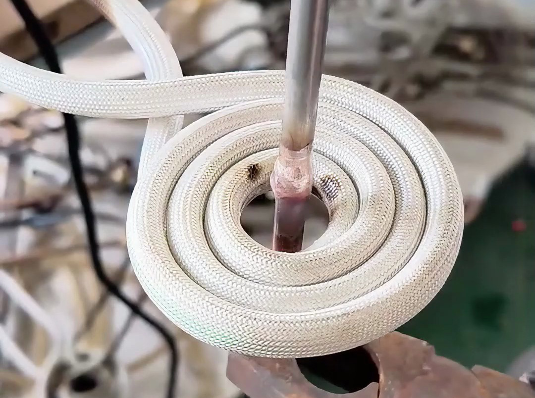 使用高頻焊接機對銅鋁管實施焊接，整個過程只要5-7秒鐘就可以完成