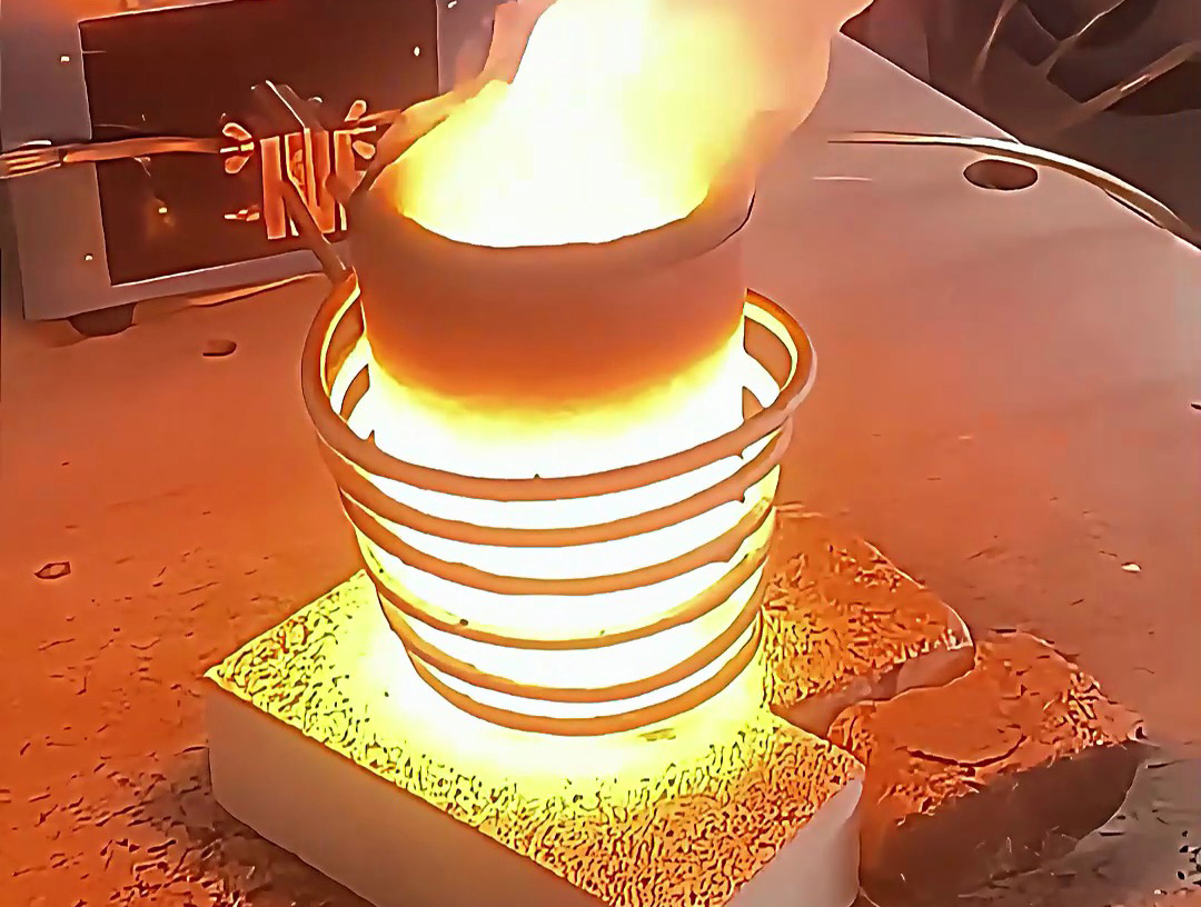 小型高頻金屬熔煉爐適用于多種金屬材料的熔煉,如金、銀、銅、鋁及其合金等