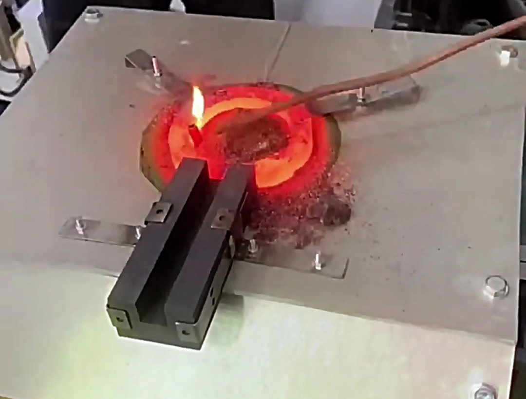 非標(biāo)定制支持!海拓中頻熔煉爐如何滿足你的工業(yè)生產(chǎn)需求