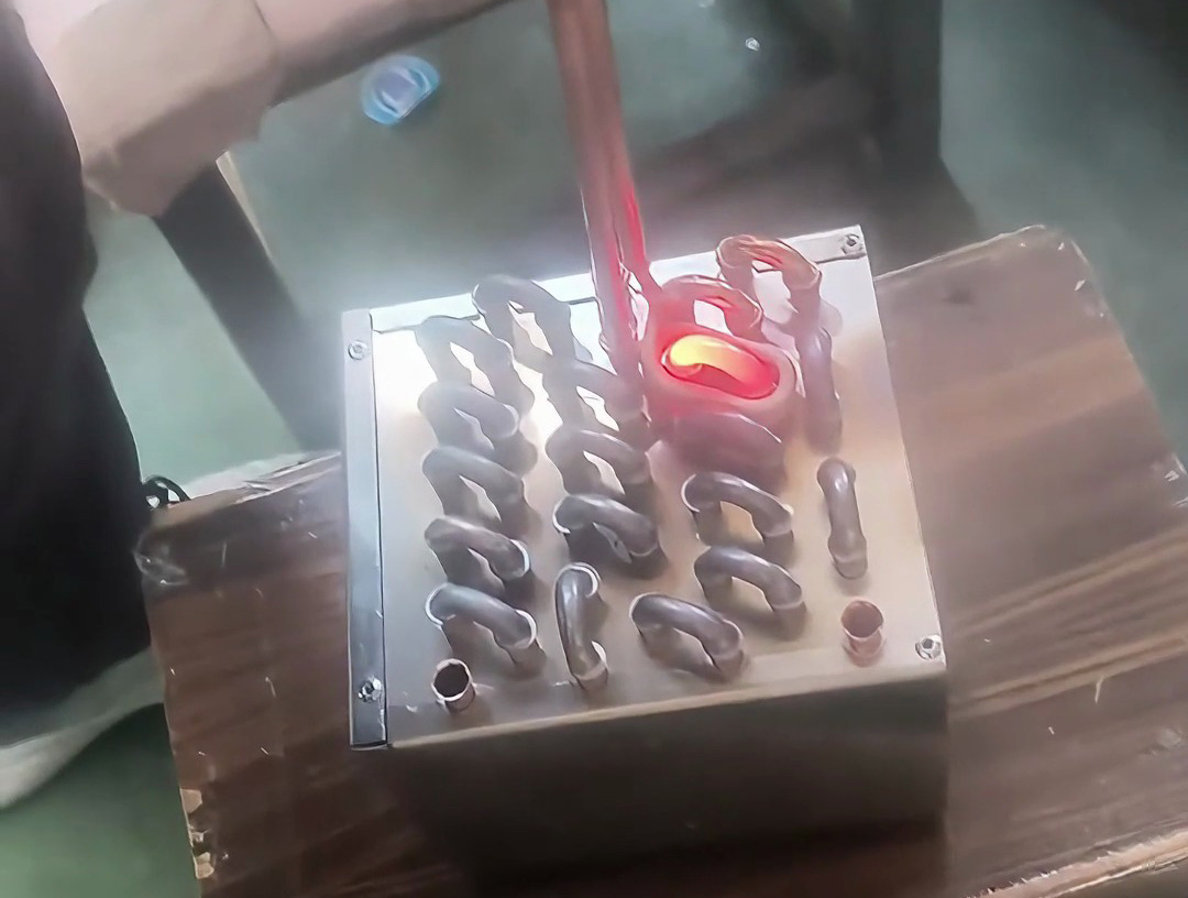 冷凝器U型銅管焊接全過程!手持高頻焊機效率提升3倍