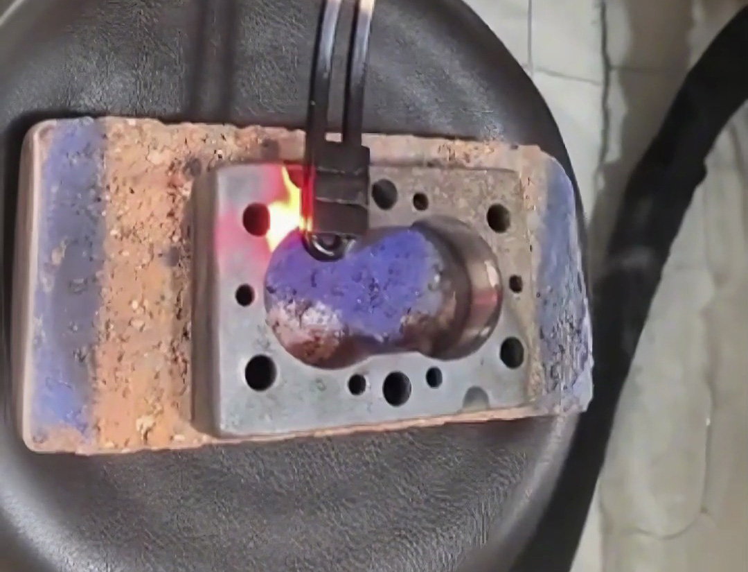 你以為金屬熱處理很復(fù)雜？金屬表面熱處理新境界！手持高頻加熱機(jī)這款設(shè)備讓一切變得簡單