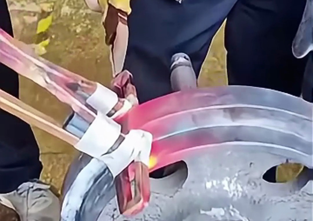 一種類行車輪表面淬火熱處理工藝測試，利用感應加熱設備局部感應熱處理工藝