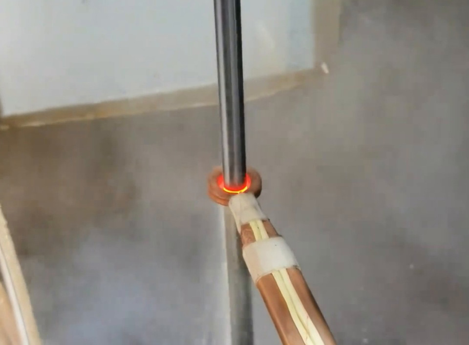 16毫米光軸精細處理！數(shù)控高頻淬火機床高效精準展示