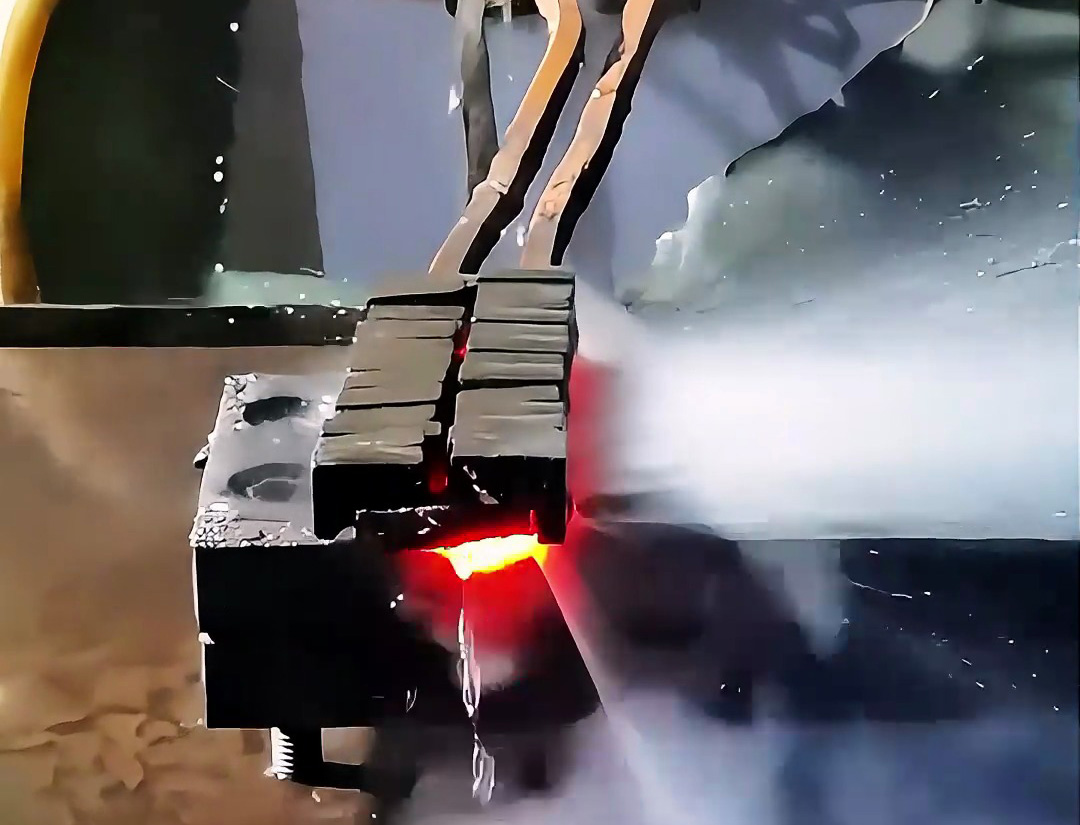 壓板淬火要穩(wěn)準高效？臥式淬火機床來搞定